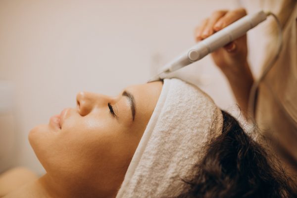 Kavitation Peeling mit LED-Lichttherapie