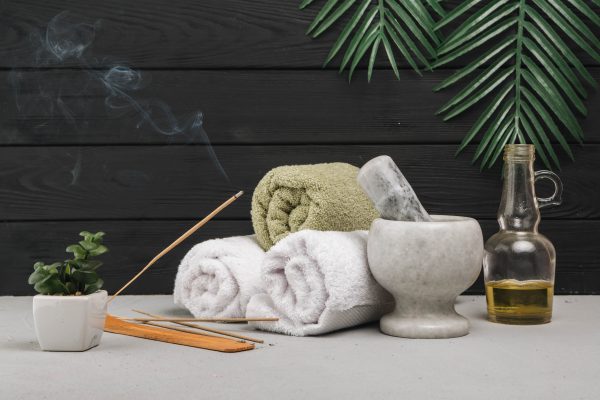 Massage mit Kräuterstempeln