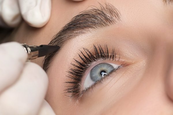 Styling und Regulierung der Augenbrauen mit Henna
